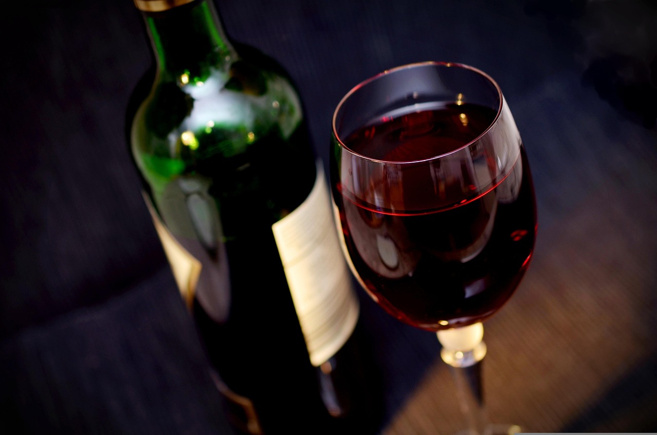 découvrez l'art de la dégustation de vin et explorez une sélection raffinée de crus pour éveiller vos sens.